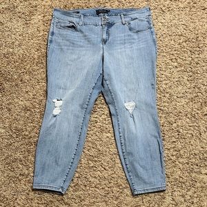 [Torrid] Light Wash Distressed Jegging Jeans